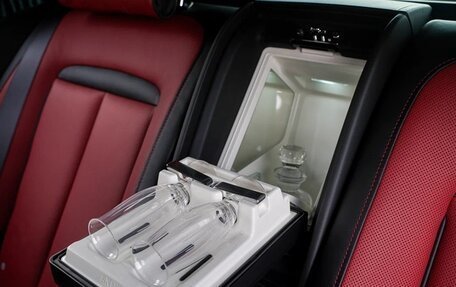 Rolls-Royce Cullinan, 2021 год, 35 000 000 рублей, 26 фотография