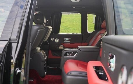 Rolls-Royce Cullinan, 2021 год, 35 000 000 рублей, 29 фотография