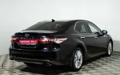 Toyota Camry, 2018 год, 2 390 000 рублей, 6 фотография