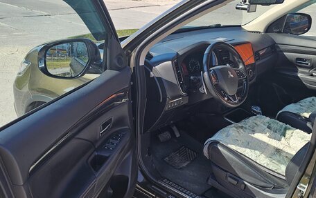 Mitsubishi Outlander III рестайлинг 3, 2018 год, 3 300 000 рублей, 3 фотография