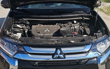 Mitsubishi Outlander III рестайлинг 3, 2018 год, 3 300 000 рублей, 6 фотография