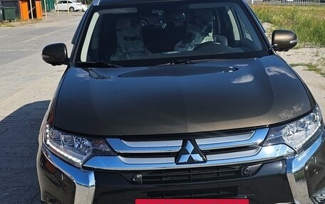 Mitsubishi Outlander III рестайлинг 3, 2018 год, 3 300 000 рублей, 8 фотография