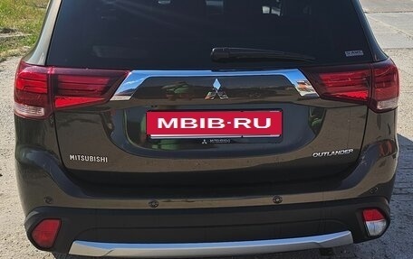 Mitsubishi Outlander III рестайлинг 3, 2018 год, 3 300 000 рублей, 12 фотография