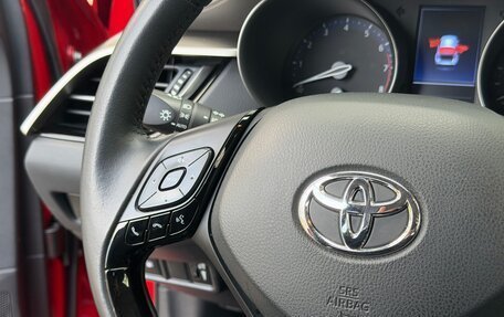 Toyota C-HR I рестайлинг, 2022 год, 2 700 000 рублей, 18 фотография