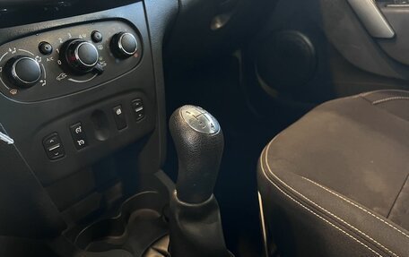 Renault Logan II, 2017 год, 595 000 рублей, 31 фотография