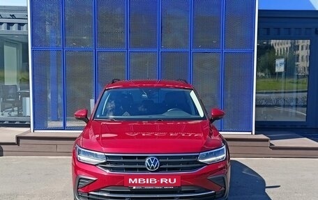 Volkswagen Tiguan II, 2021 год, 3 249 000 рублей, 2 фотография