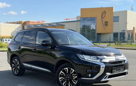 Mitsubishi Outlander III рестайлинг 3, 2022 год, 2 195 000 рублей, 3 фотография