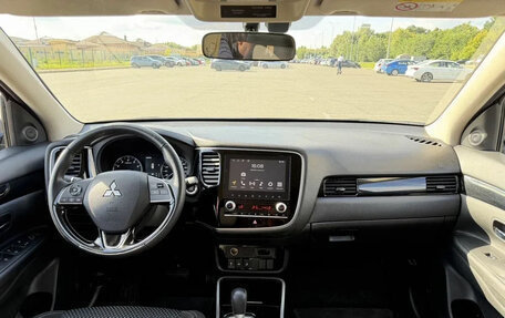 Mitsubishi Outlander III рестайлинг 3, 2022 год, 2 195 000 рублей, 10 фотография