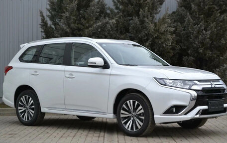 Mitsubishi Outlander III рестайлинг 3, 2022 год, 2 135 000 рублей, 2 фотография