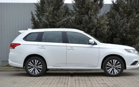 Mitsubishi Outlander III рестайлинг 3, 2022 год, 2 135 000 рублей, 4 фотография