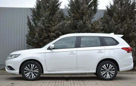 Mitsubishi Outlander III рестайлинг 3, 2022 год, 2 135 000 рублей, 5 фотография