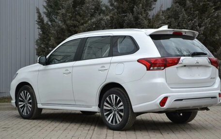 Mitsubishi Outlander III рестайлинг 3, 2022 год, 2 135 000 рублей, 8 фотография