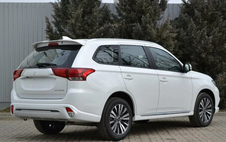 Mitsubishi Outlander III рестайлинг 3, 2022 год, 2 135 000 рублей, 6 фотография