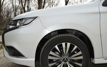 Mitsubishi Outlander III рестайлинг 3, 2022 год, 2 135 000 рублей, 9 фотография