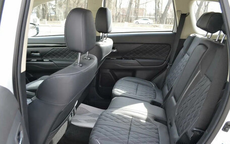 Mitsubishi Outlander III рестайлинг 3, 2022 год, 2 135 000 рублей, 19 фотография