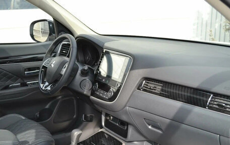 Mitsubishi Outlander III рестайлинг 3, 2022 год, 2 135 000 рублей, 12 фотография