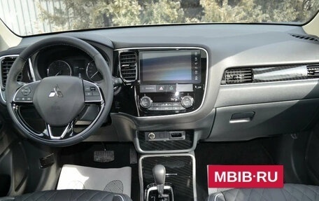 Mitsubishi Outlander III рестайлинг 3, 2022 год, 2 135 000 рублей, 15 фотография