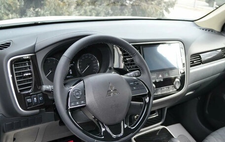 Mitsubishi Outlander III рестайлинг 3, 2022 год, 2 135 000 рублей, 14 фотография