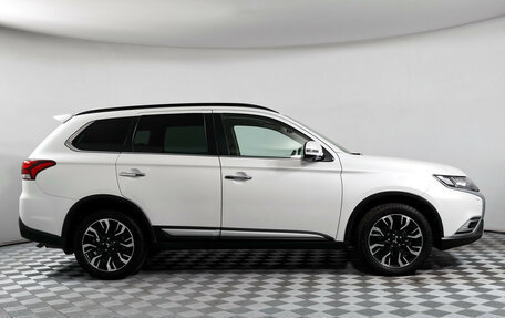 Mitsubishi Outlander III рестайлинг 3, 2021 год, 2 945 000 рублей, 4 фотография