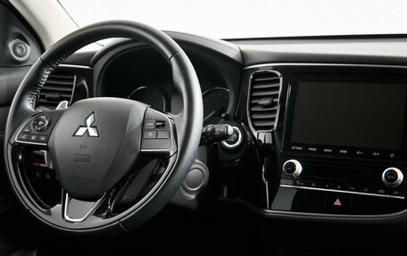 Mitsubishi Outlander III рестайлинг 3, 2021 год, 2 945 000 рублей, 14 фотография