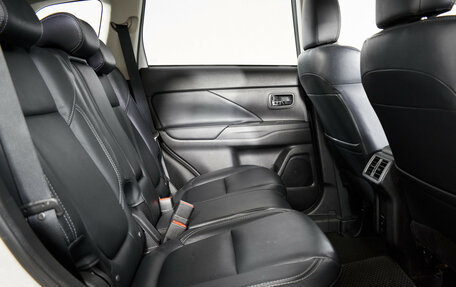 Mitsubishi Outlander III рестайлинг 3, 2021 год, 2 945 000 рублей, 11 фотография