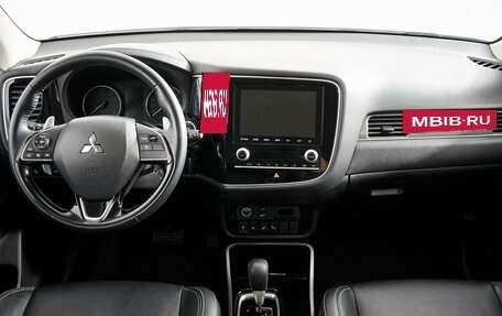Mitsubishi Outlander III рестайлинг 3, 2021 год, 2 945 000 рублей, 12 фотография