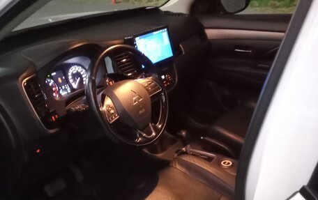 Mitsubishi Outlander III рестайлинг 3, 2015 год, 1 890 000 рублей, 2 фотография