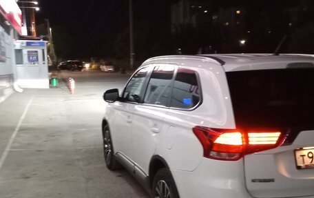 Mitsubishi Outlander III рестайлинг 3, 2015 год, 1 890 000 рублей, 7 фотография
