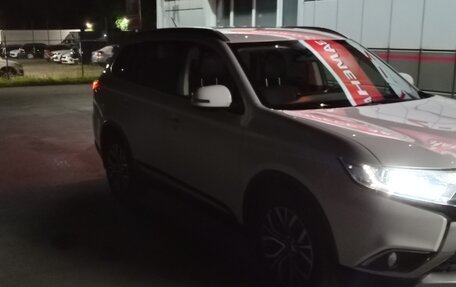Mitsubishi Outlander III рестайлинг 3, 2015 год, 1 890 000 рублей, 8 фотография