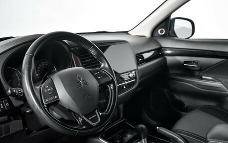 Mitsubishi Outlander III рестайлинг 3, 2022 год, 2 150 000 рублей, 10 фотография