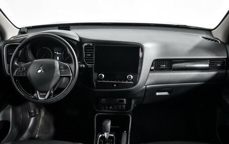 Mitsubishi Outlander III рестайлинг 3, 2022 год, 2 150 000 рублей, 15 фотография