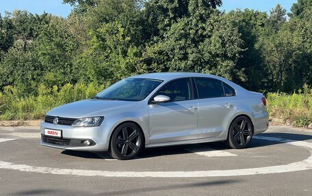 Volkswagen Jetta VI, 2011 год, 989 000 рублей, 2 фотография