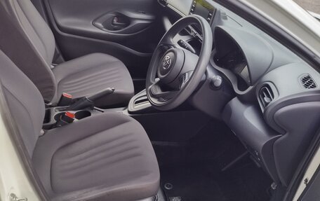 Toyota Yaris, 2021 год, 1 290 000 рублей, 8 фотография