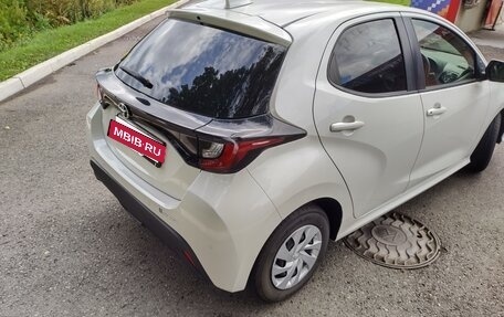 Toyota Yaris, 2021 год, 1 290 000 рублей, 3 фотография