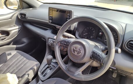 Toyota Yaris, 2021 год, 1 290 000 рублей, 9 фотография