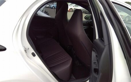 Toyota Yaris, 2021 год, 1 290 000 рублей, 10 фотография