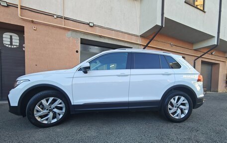 Volkswagen Tiguan II, 2021 год, 3 800 000 рублей, 2 фотография