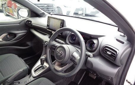 Toyota Yaris, 2021 год, 927 000 рублей, 11 фотография