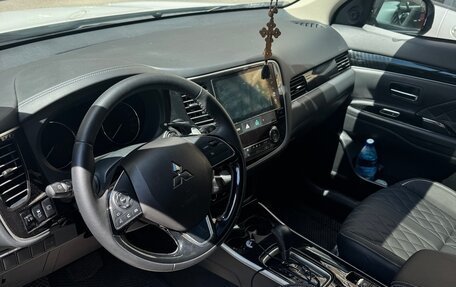 Mitsubishi Outlander III рестайлинг 3, 2022 год, 3 250 000 рублей, 4 фотография