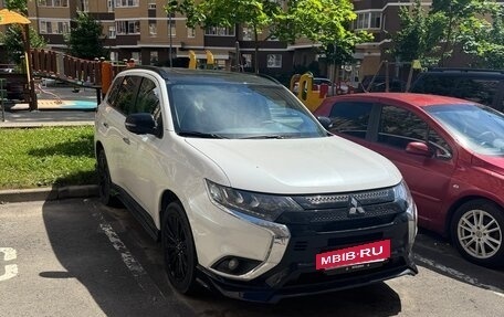 Mitsubishi Outlander III рестайлинг 3, 2022 год, 3 250 000 рублей, 2 фотография