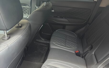 Mitsubishi Outlander III рестайлинг 3, 2022 год, 3 250 000 рублей, 8 фотография