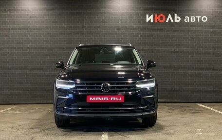 Volkswagen Tiguan II, 2021 год, 2 850 000 рублей, 2 фотография