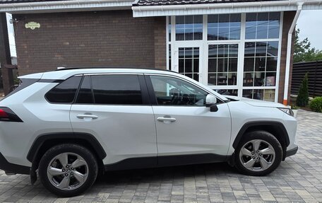 Toyota RAV4, 2021 год, 3 050 000 рублей, 4 фотография