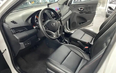 Toyota Yaris, 2022 год, 1 418 000 рублей, 7 фотография