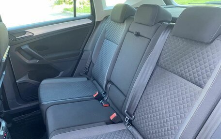 Volkswagen Tiguan II, 2018 год, 2 325 000 рублей, 38 фотография