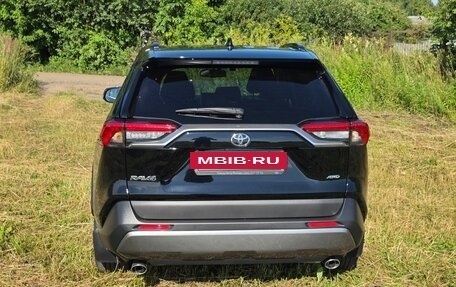 Toyota RAV4, 2022 год, 4 300 000 рублей, 4 фотография