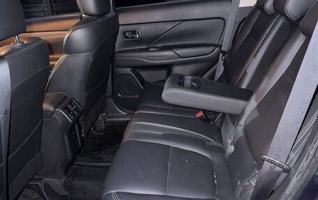 Mitsubishi Outlander III рестайлинг 3, 2019 год, 2 300 000 рублей, 15 фотография