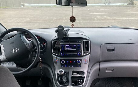Hyundai H-1 II рестайлинг, 2018 год, 2 900 000 рублей, 19 фотография
