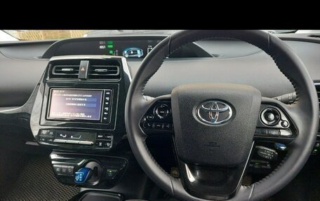 Toyota Prius IV XW50, 2019 год, 1 300 000 рублей, 3 фотография