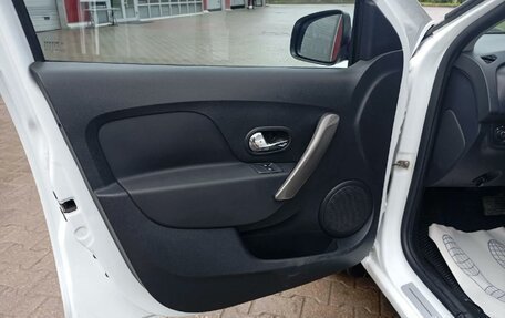 Renault Logan II, 2018 год, 850 000 рублей, 6 фотография